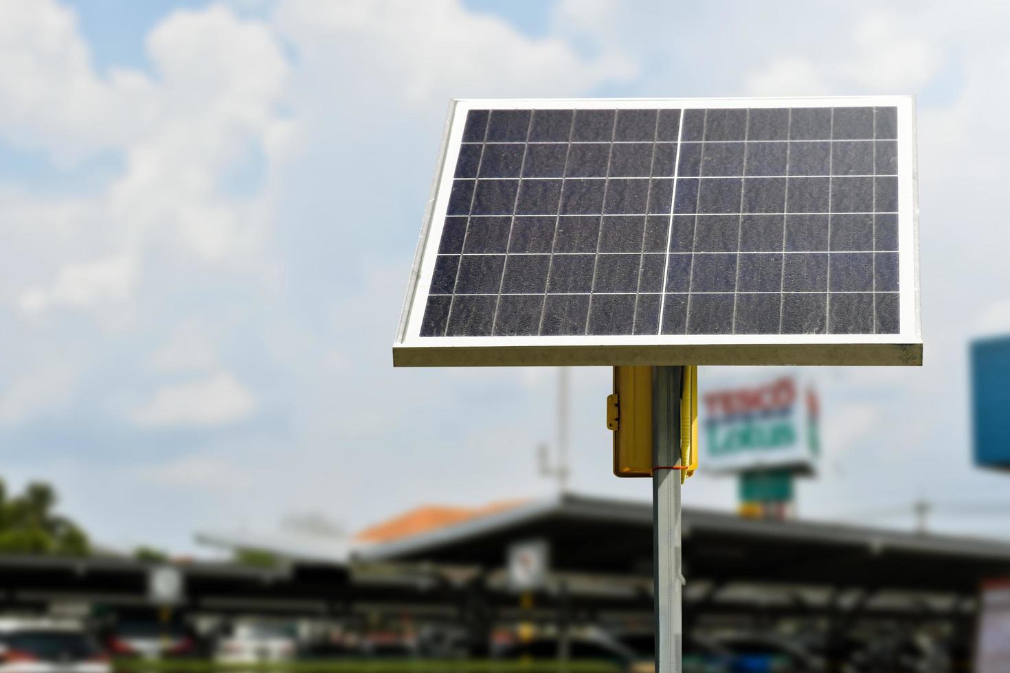 panel fotovoltaico, nueva tecnología para almacenar y utilizar la energía de la naturaleza con la vida humana, la energía sostenible y el concepto de amigo del medio ambiente. foto