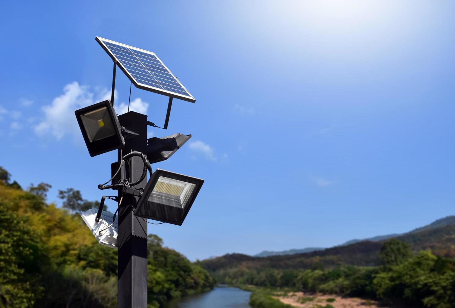 panel fotovoltaico, nueva tecnología para almacenar y utilizar la energía de la naturaleza con la vida humana, la energía sostenible y el concepto de amigo del medio ambiente. foto