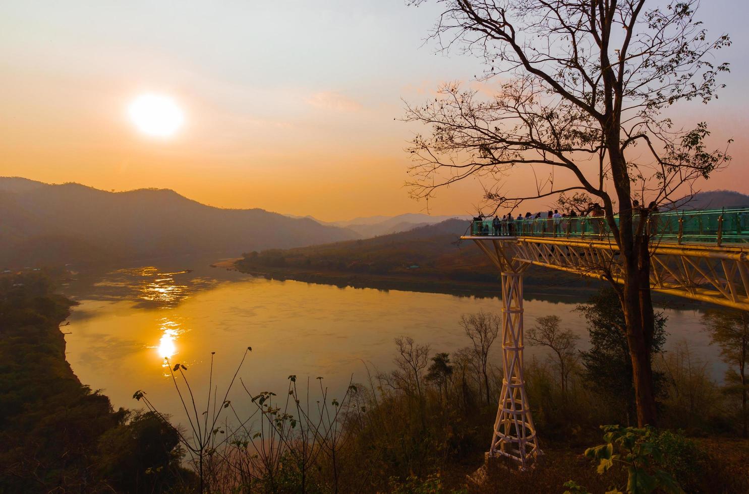 el paisaje de la puesta de sol a lo largo del río mekong en el skywalk en la provincia de chiang khan. foto