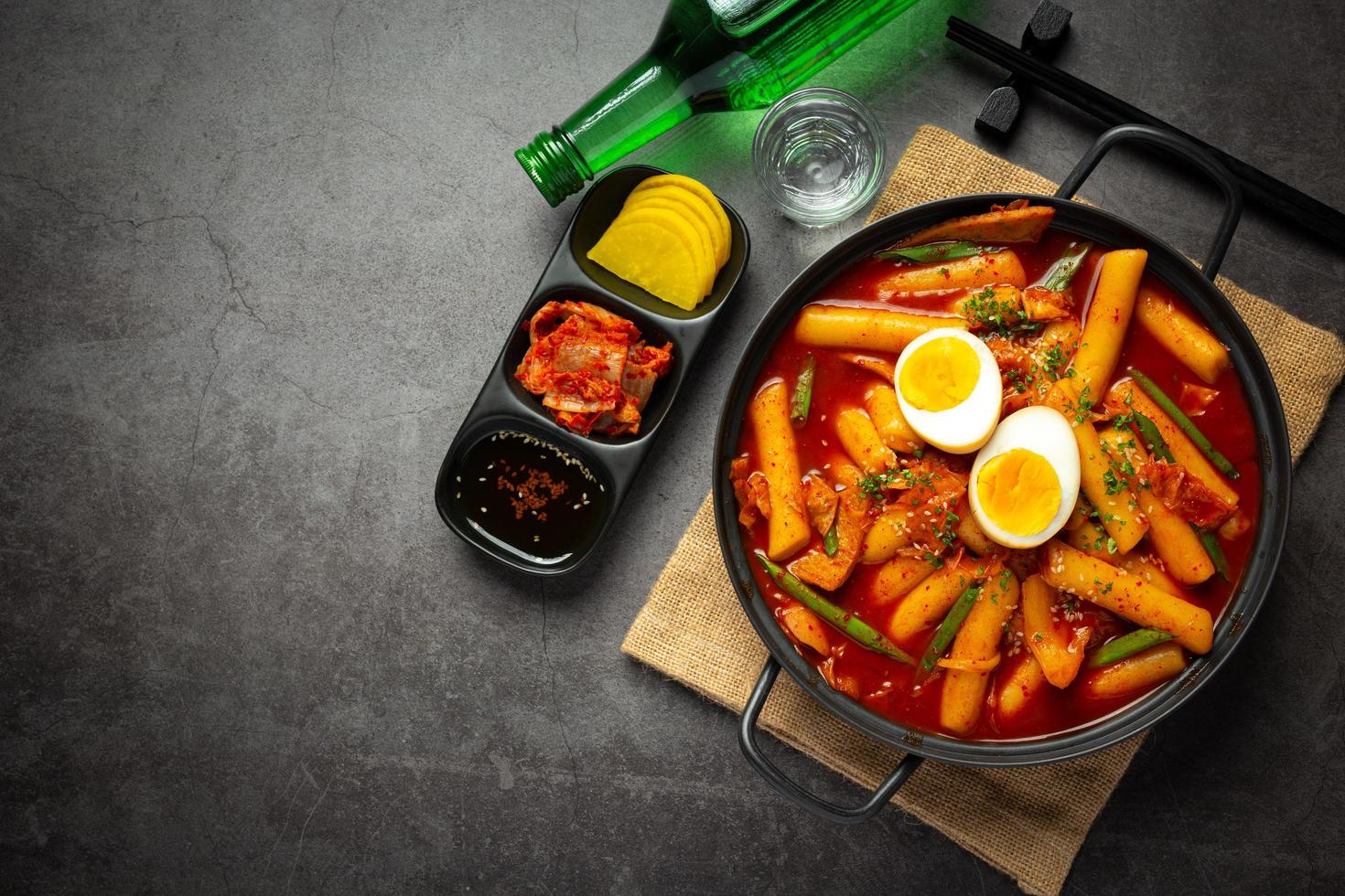 cursi tokbokki comida tradicional coreana sobre fondo de tablero negro. plato de almuerzo foto