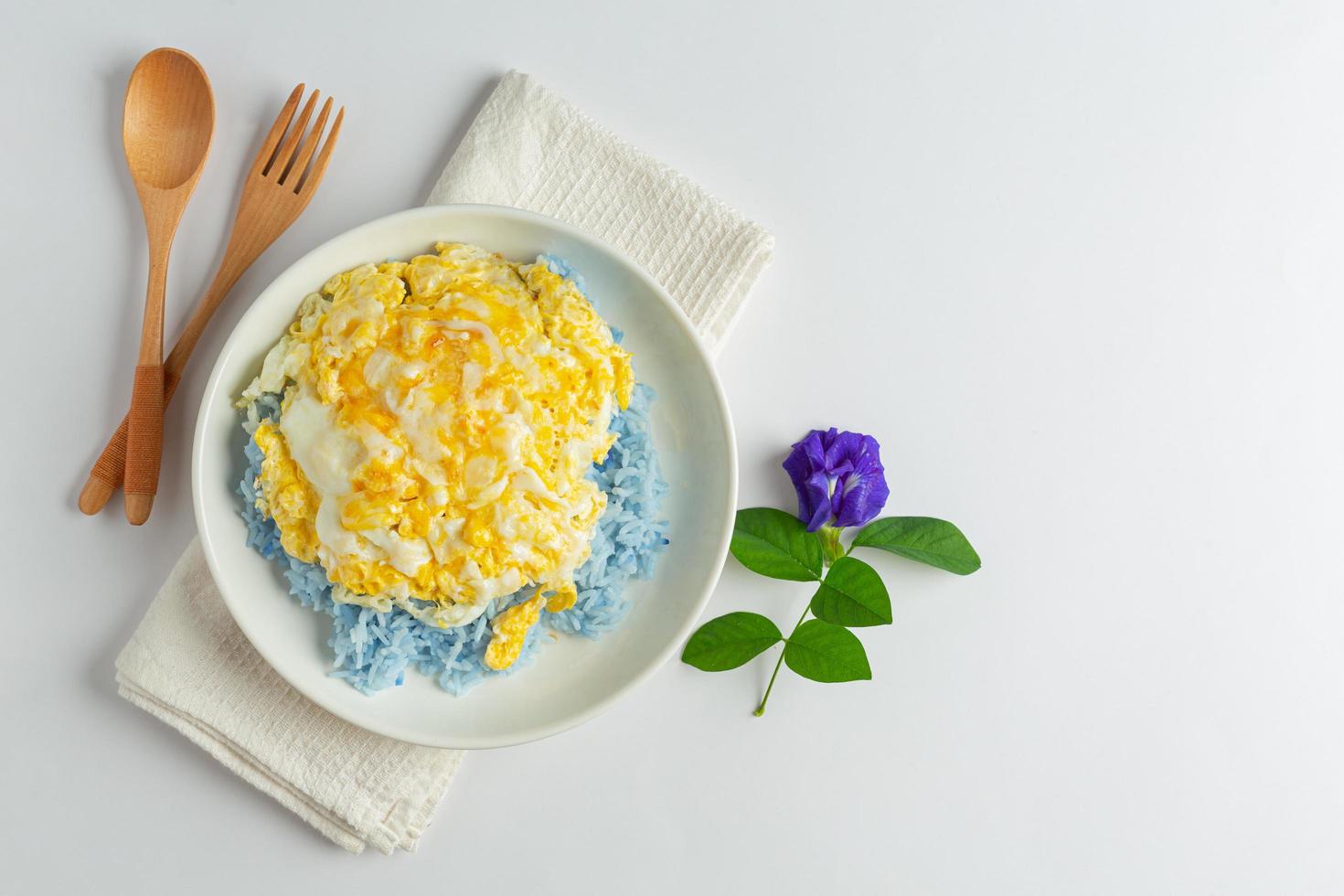 delicioso desayuno huevos revueltos en plato blanco y fondo blanco limpio foto