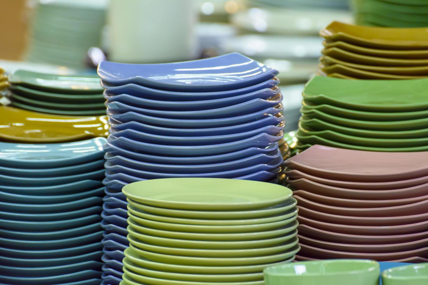 pila de platos multicolores foto