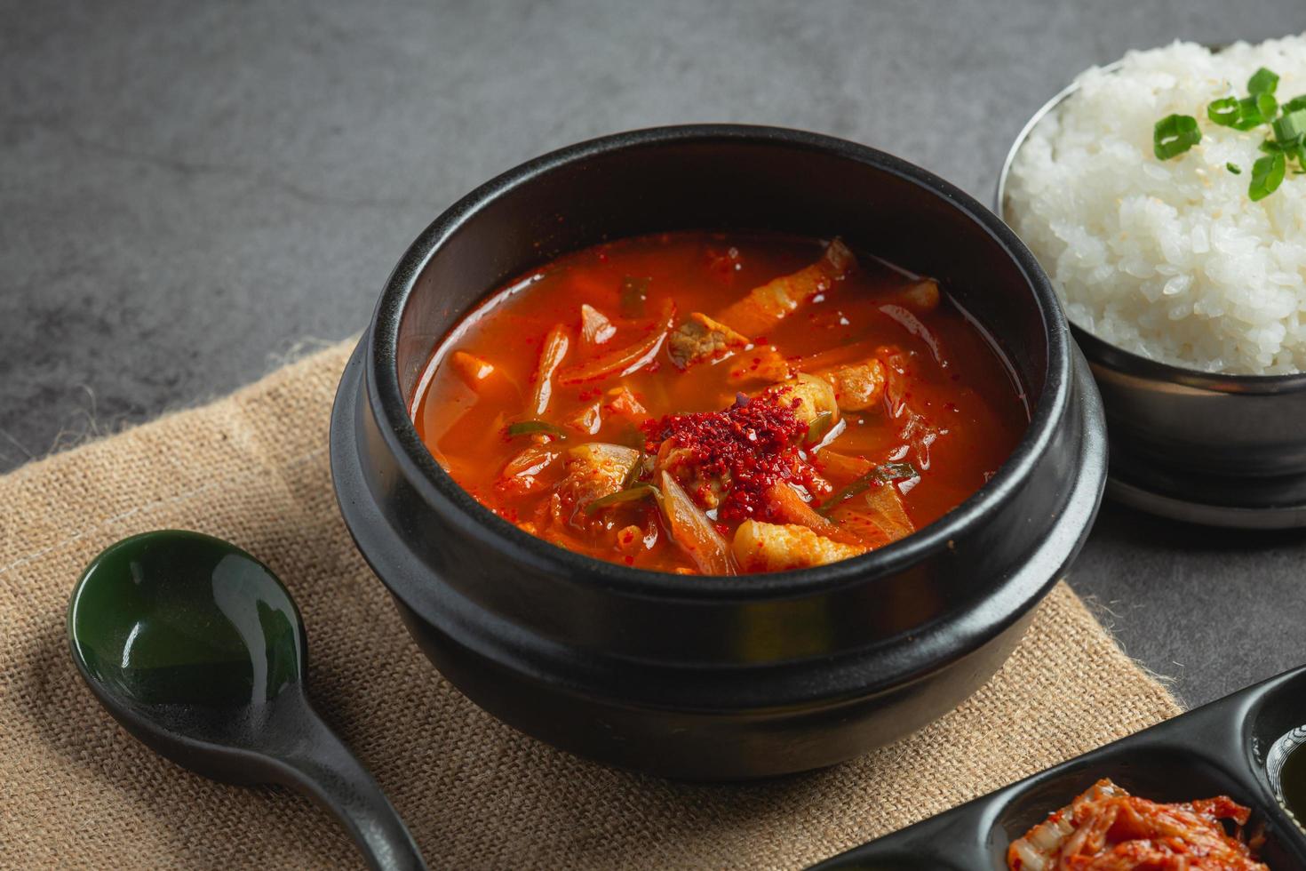 kimchi jikae o sopa de kimchi lista para comer en un tazón foto
