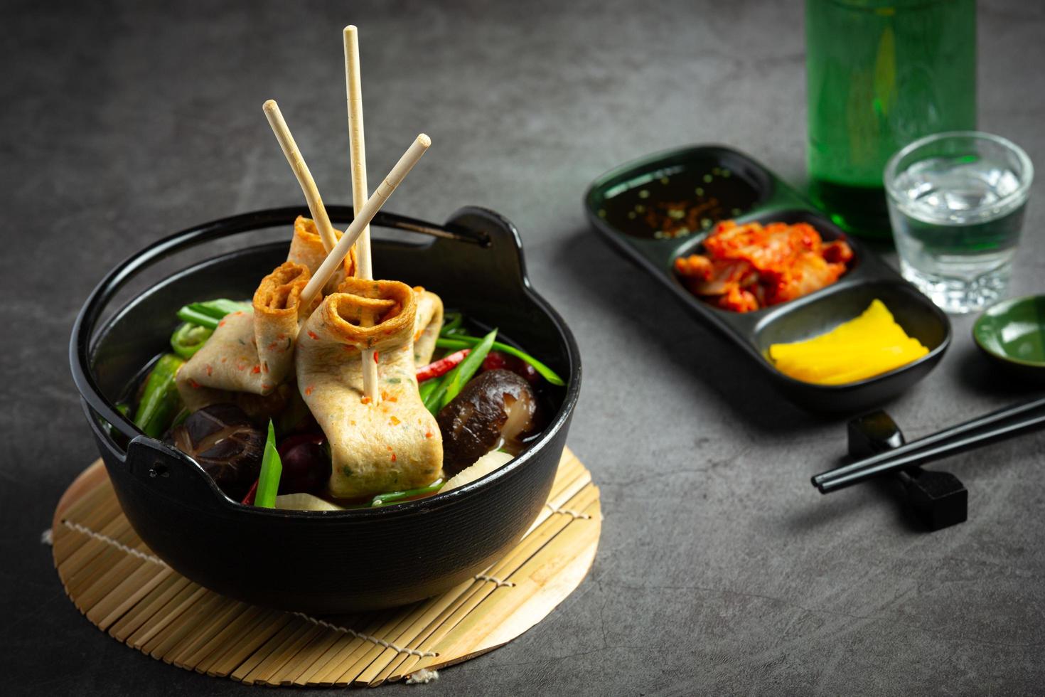 pastel de pescado coreano y sopa de verduras en la mesa foto