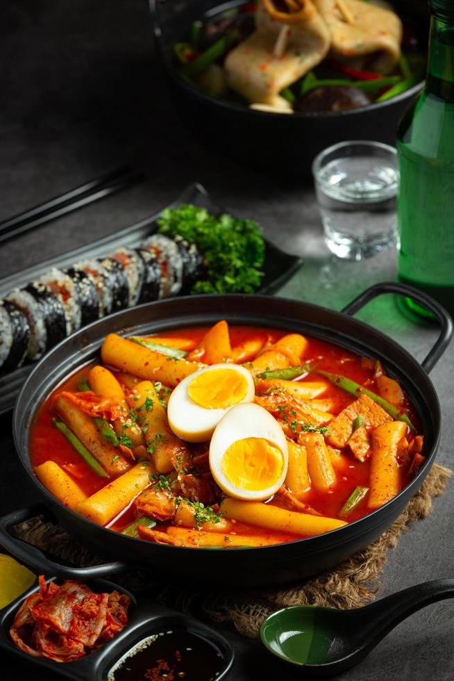 cursi tokbokki comida tradicional coreana sobre fondo de tablero negro. plato de almuerzo foto