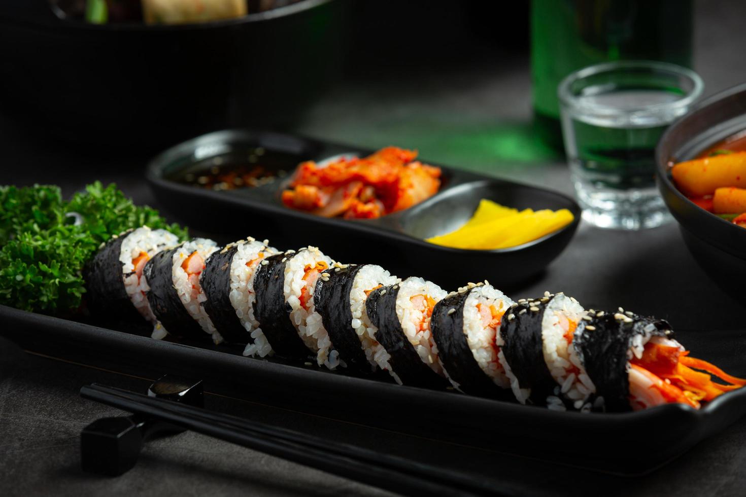 comida coreana, kim bap - arroz al vapor con verduras en algas. foto