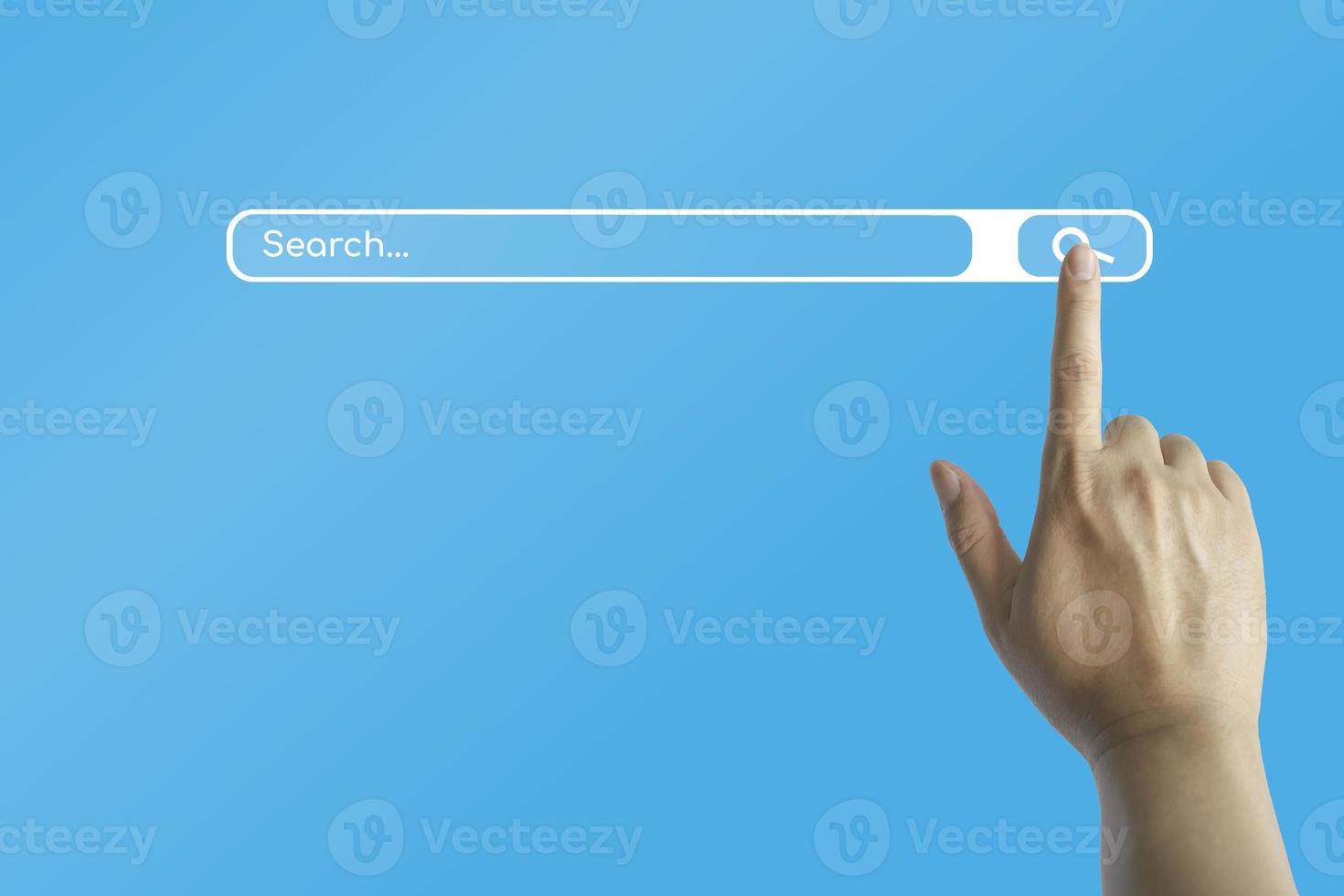 mano con un toque de dedo en el símbolo de búsqueda en Internet para buscar los datos de información sobre fondo azul. foto