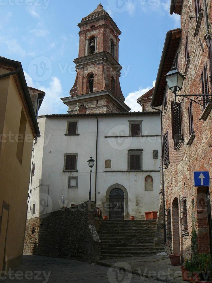 vista de la ciudad de lucignano foto