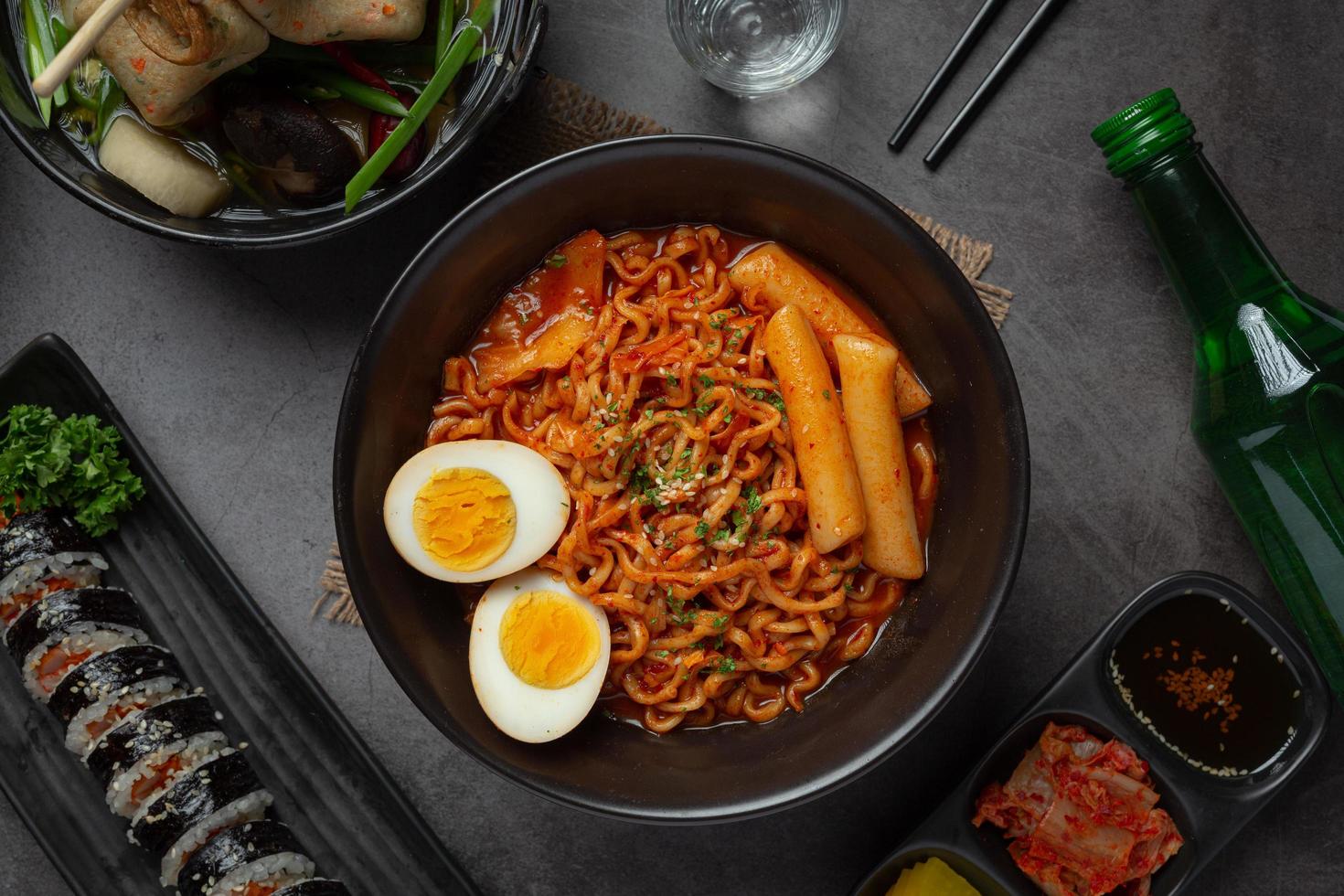 fideos instantáneos coreanos y tteokbokki en salsa picante coreana, comida antigua foto