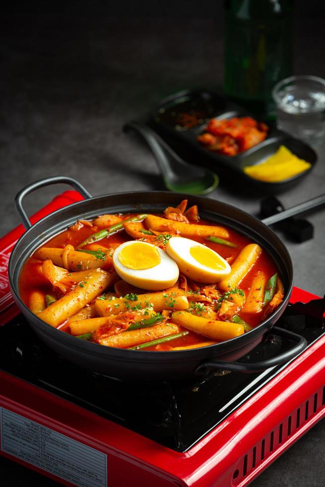 cursi tokbokki comida tradicional coreana sobre fondo de tablero negro. plato de almuerzo foto