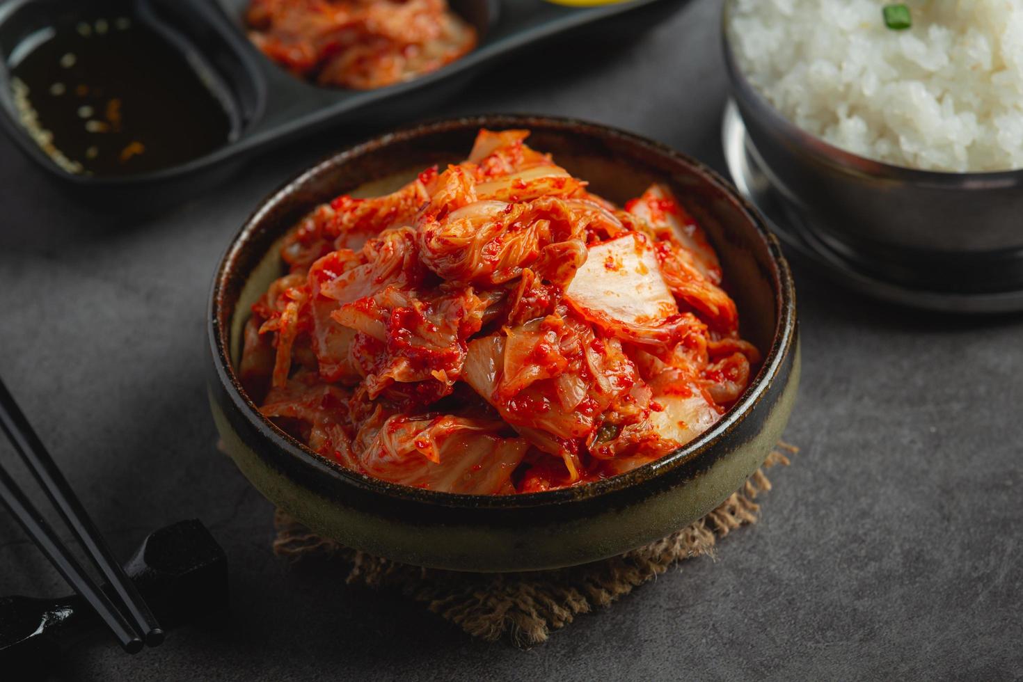 kimchi listo para comer en un tazón foto