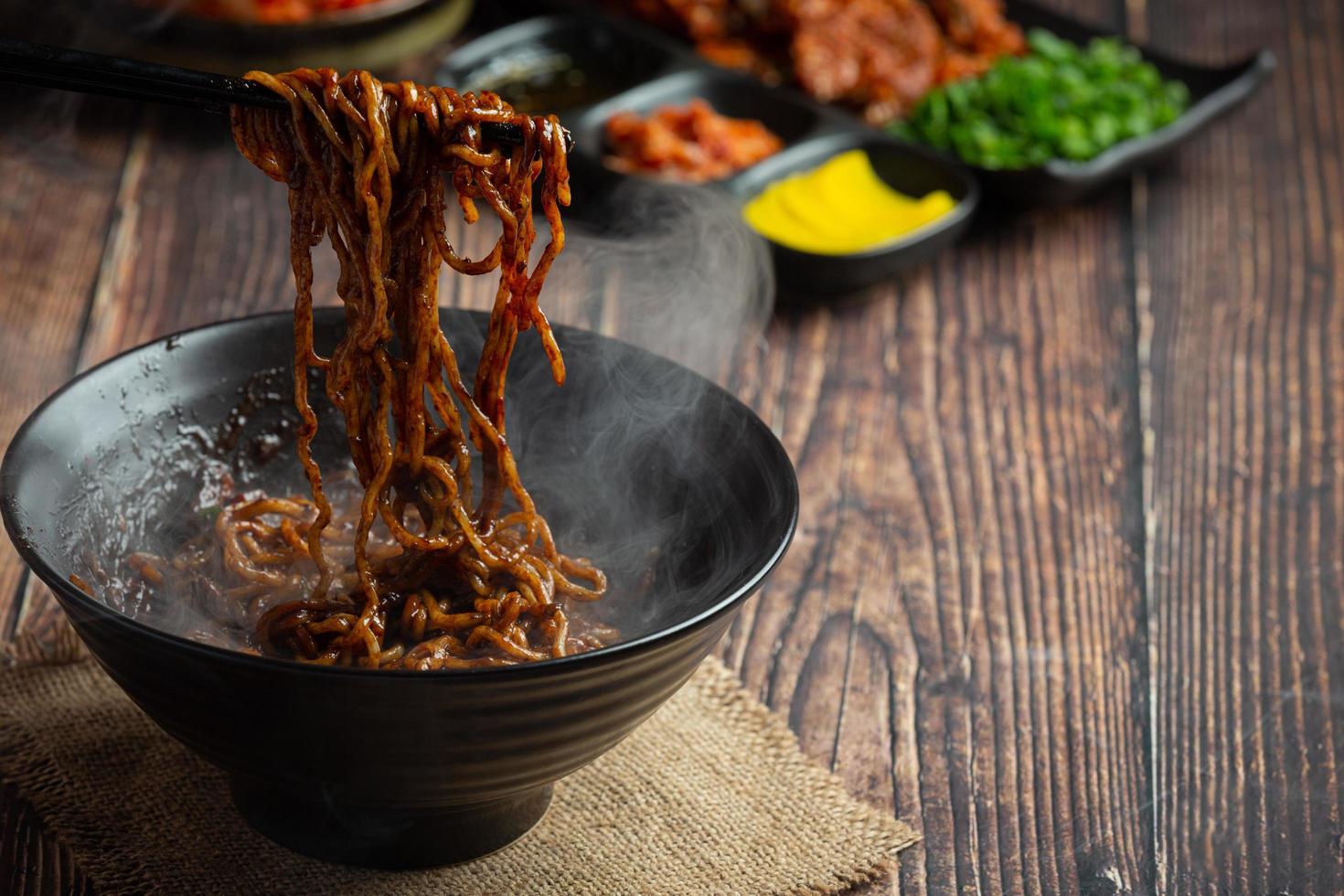 comida coreana. jajangmyeon o fideos con salsa de frijoles negros fermentados foto