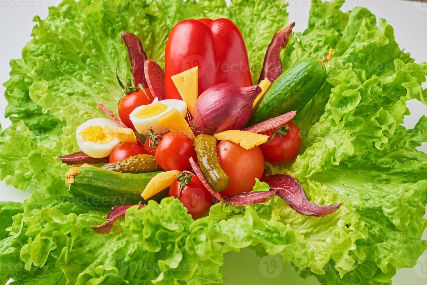 ramo con ingredientes para una dieta o nutrición saludable. lechuga con huevos y verduras frescas closeup foto