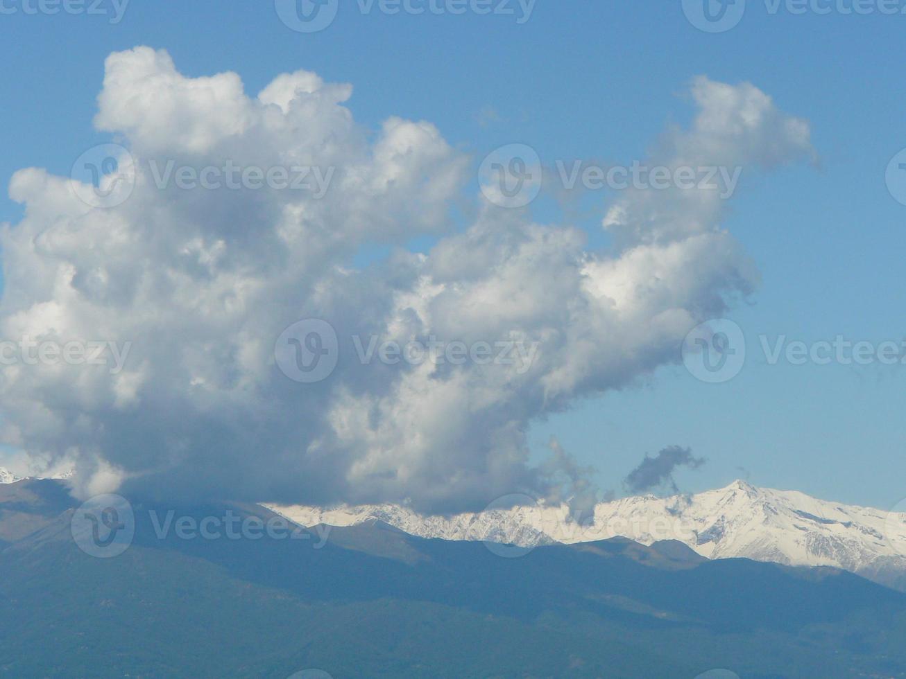 nubes sobre la montaña foto