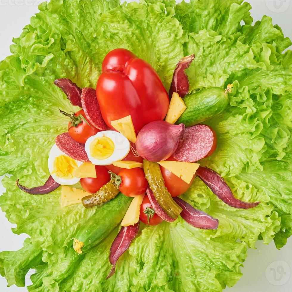 ramo con ingredientes para una dieta o nutrición saludable. lechuga con huevos y verduras frescas closeup foto