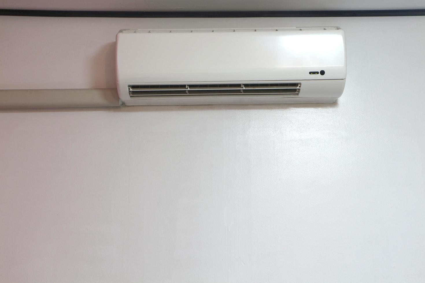 acondicionador de aire en la pared de hormigón blanco. foto