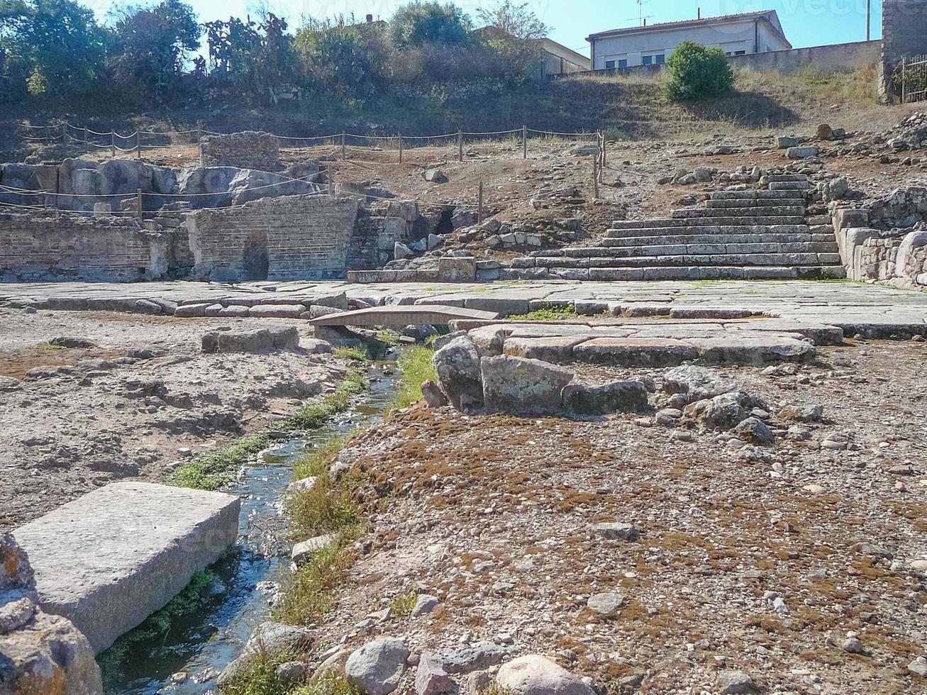 ruinas de baños romanos en fordongianus foto