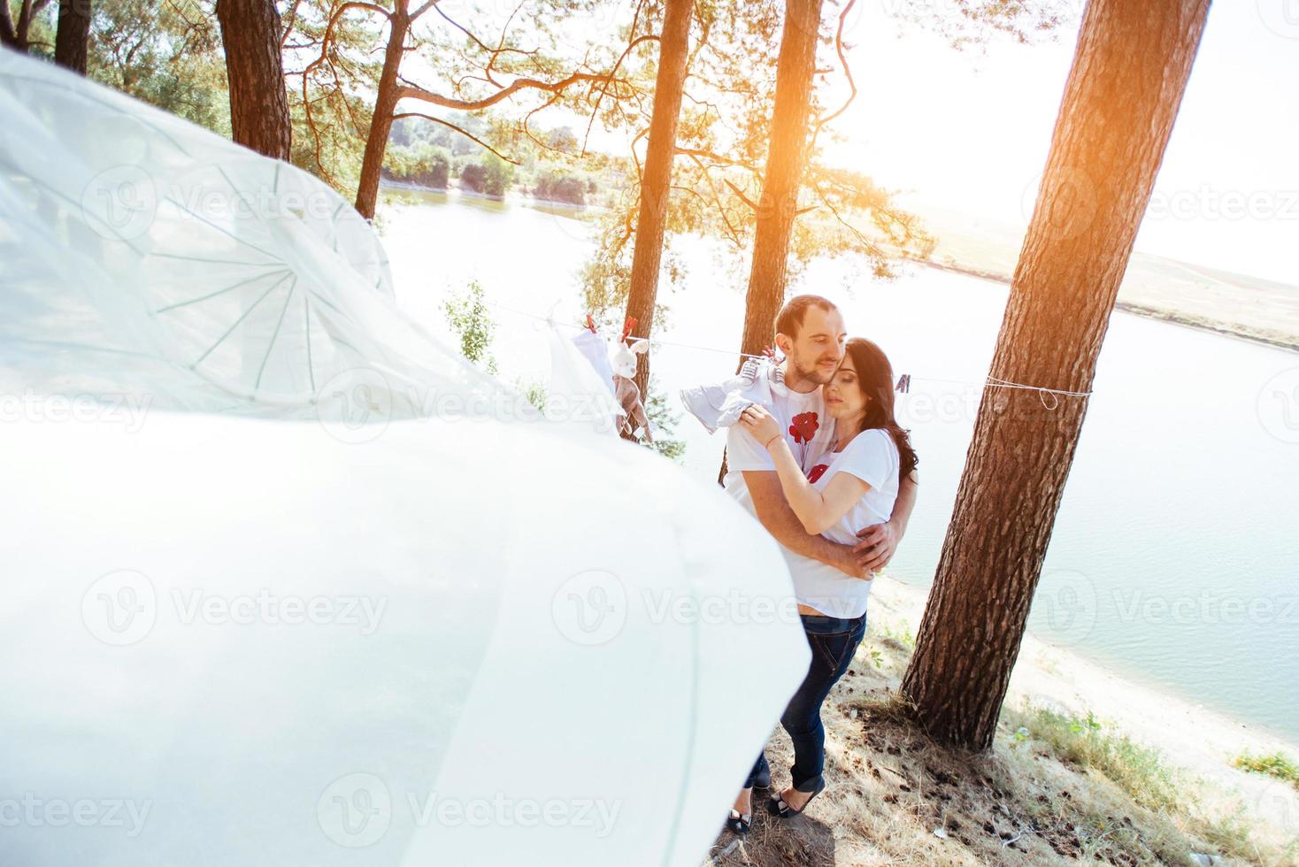 mujer embarazada con su esposo esperando a un bebé recién nacido. foto