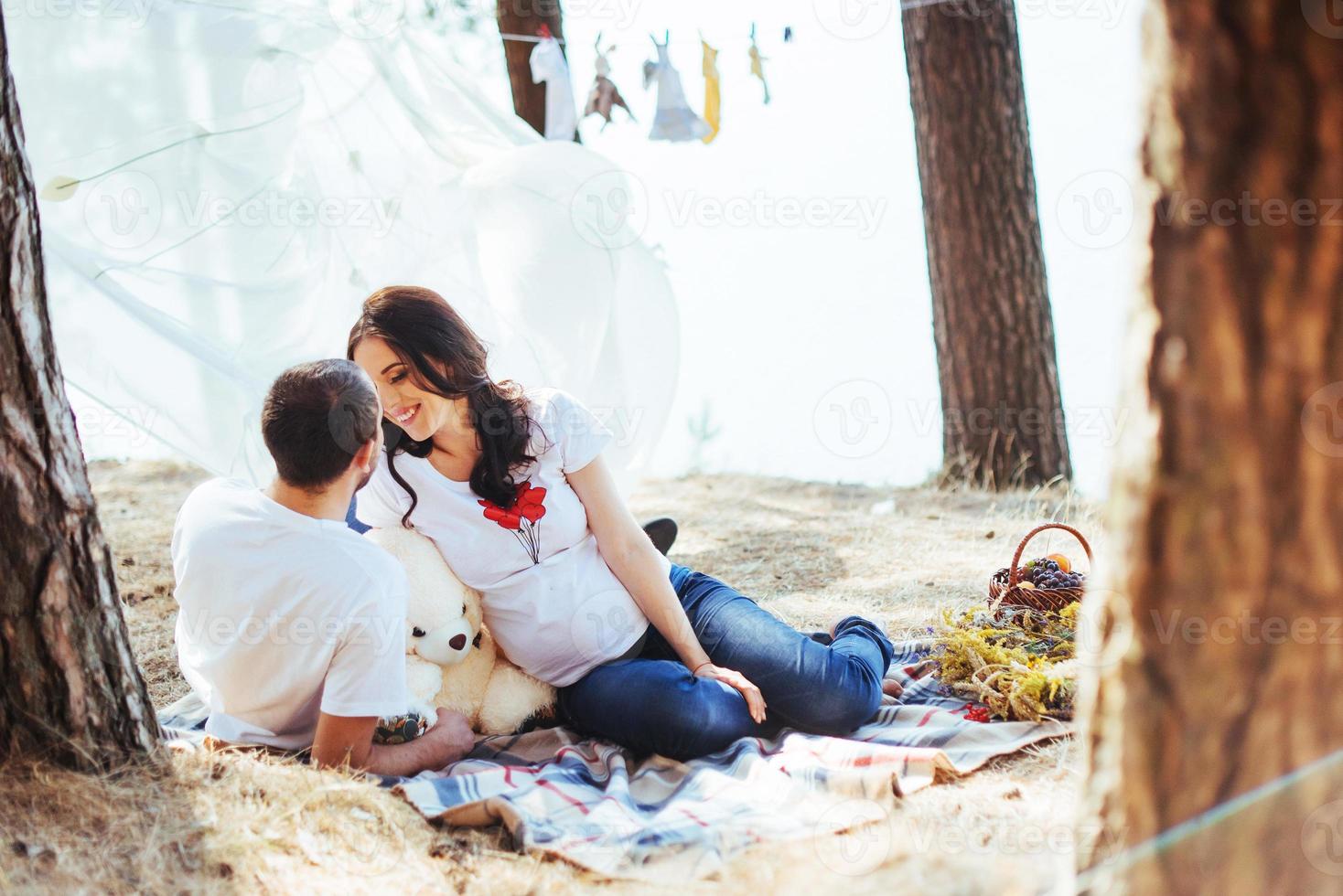 mujer embarazada con su esposo en un picnic. foto