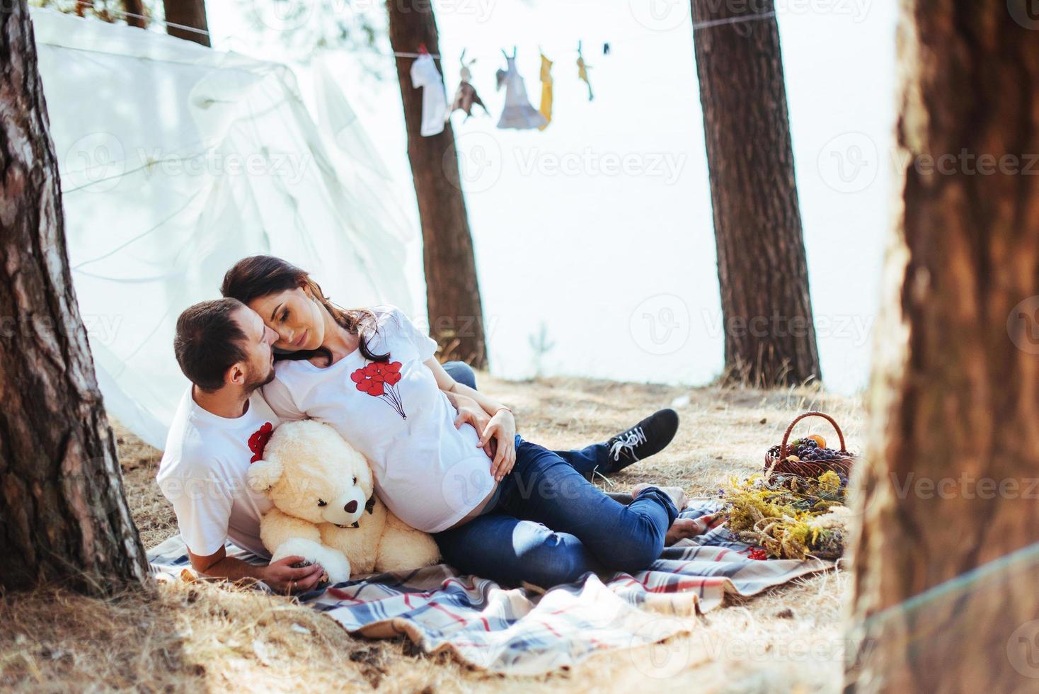 mujer embarazada con su esposo en un picnic. foto