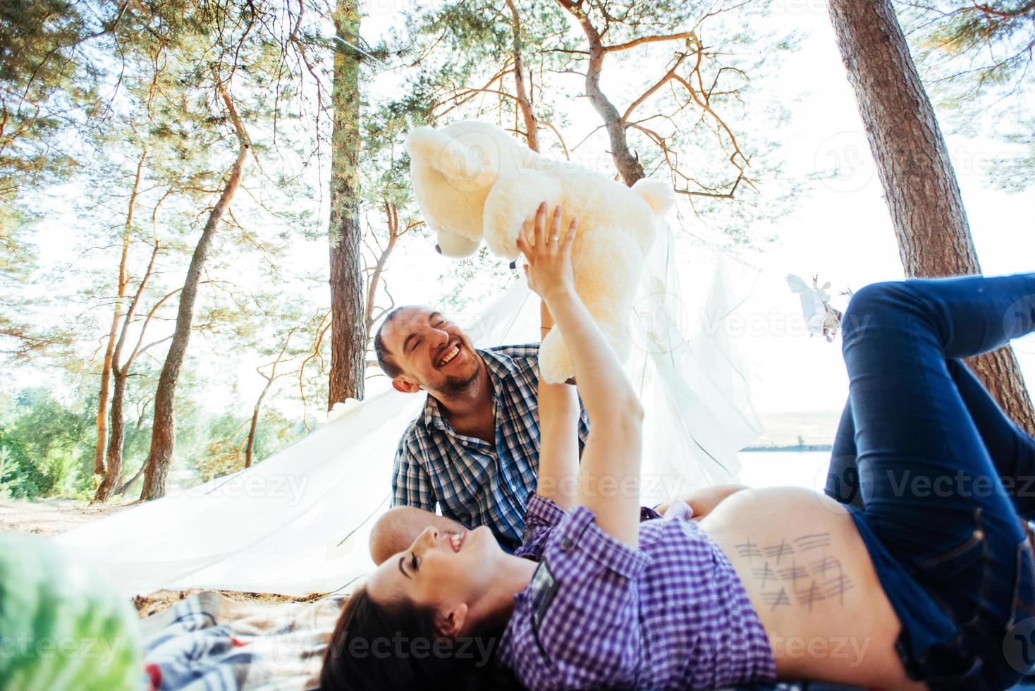 mujer embarazada con su esposo en un picnic foto