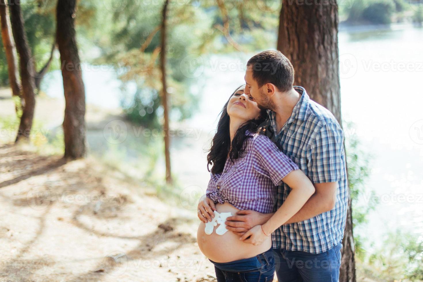 familia feliz está esperando a su bebé foto