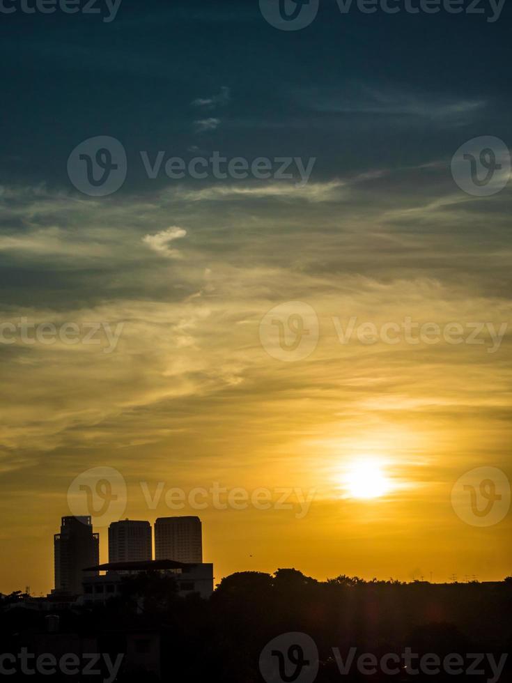 amanecer y la ciudad por la mañana foto