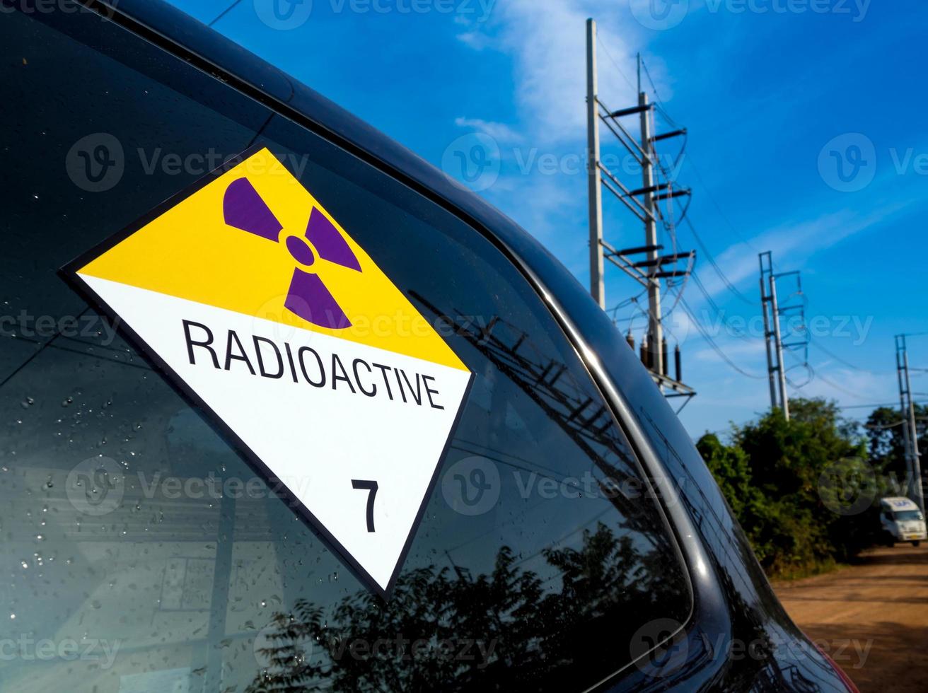 Señal de advertencia de radiación en la etiqueta de transporte de mercancías peligrosas clase 7 en el camión de transporte foto