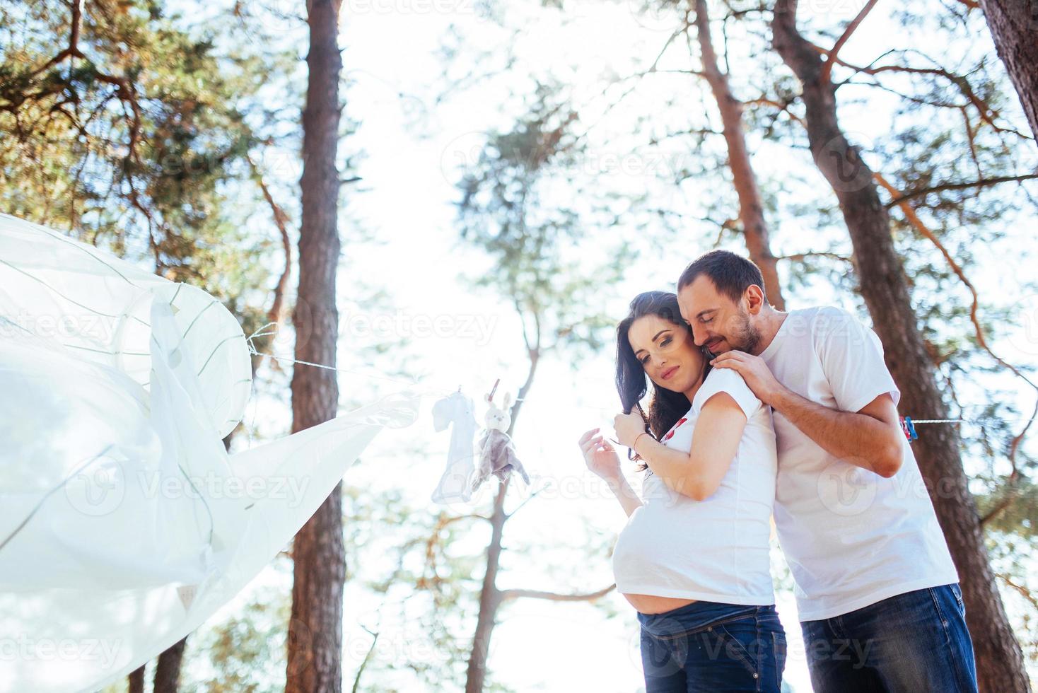 mujer embarazada con su esposo esperando a un bebé recién nacido. foto