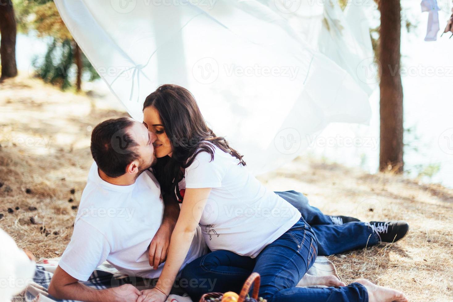 mujer embarazada con su esposo en un picnic. foto