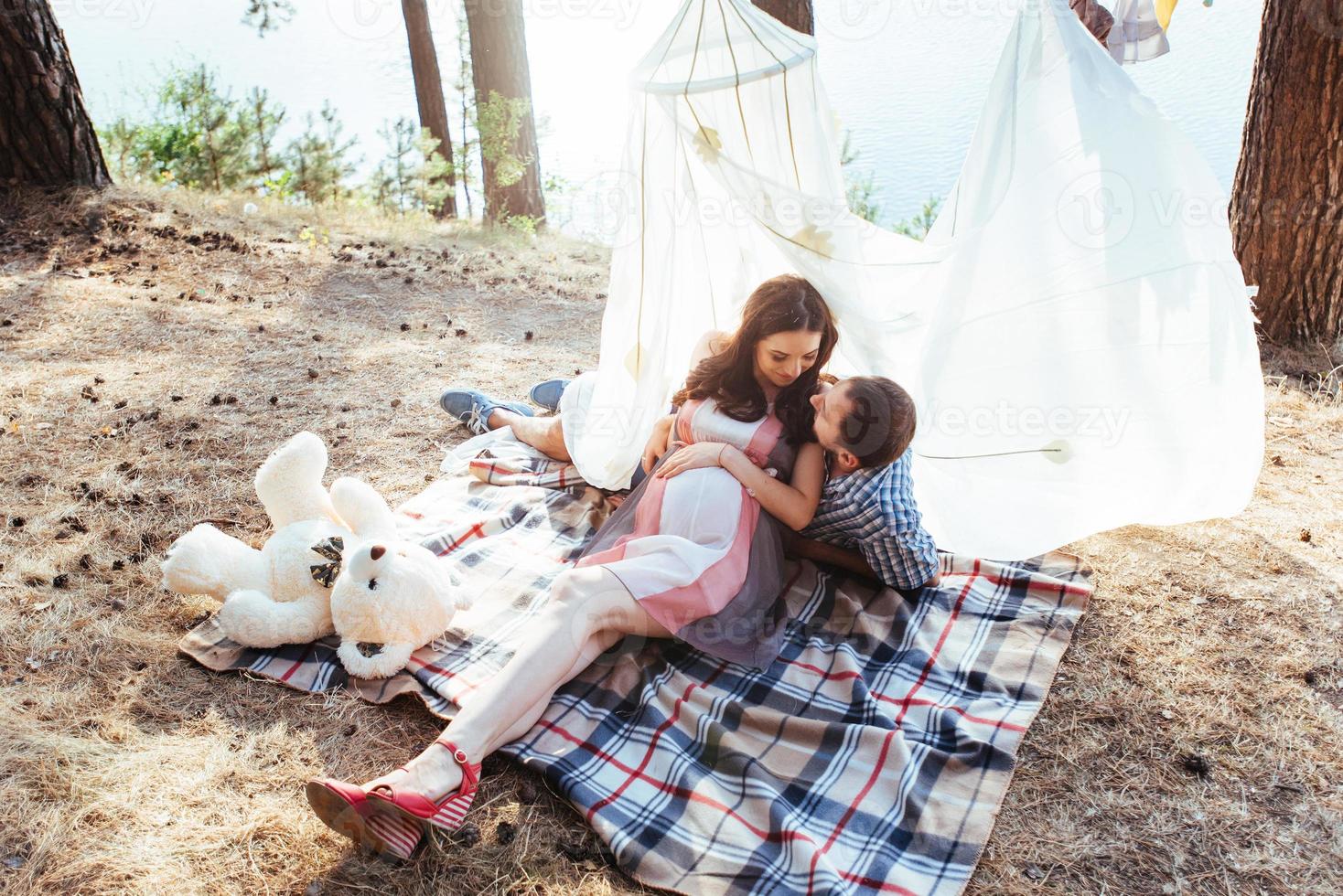mujer embarazada con su esposo en un picnic foto