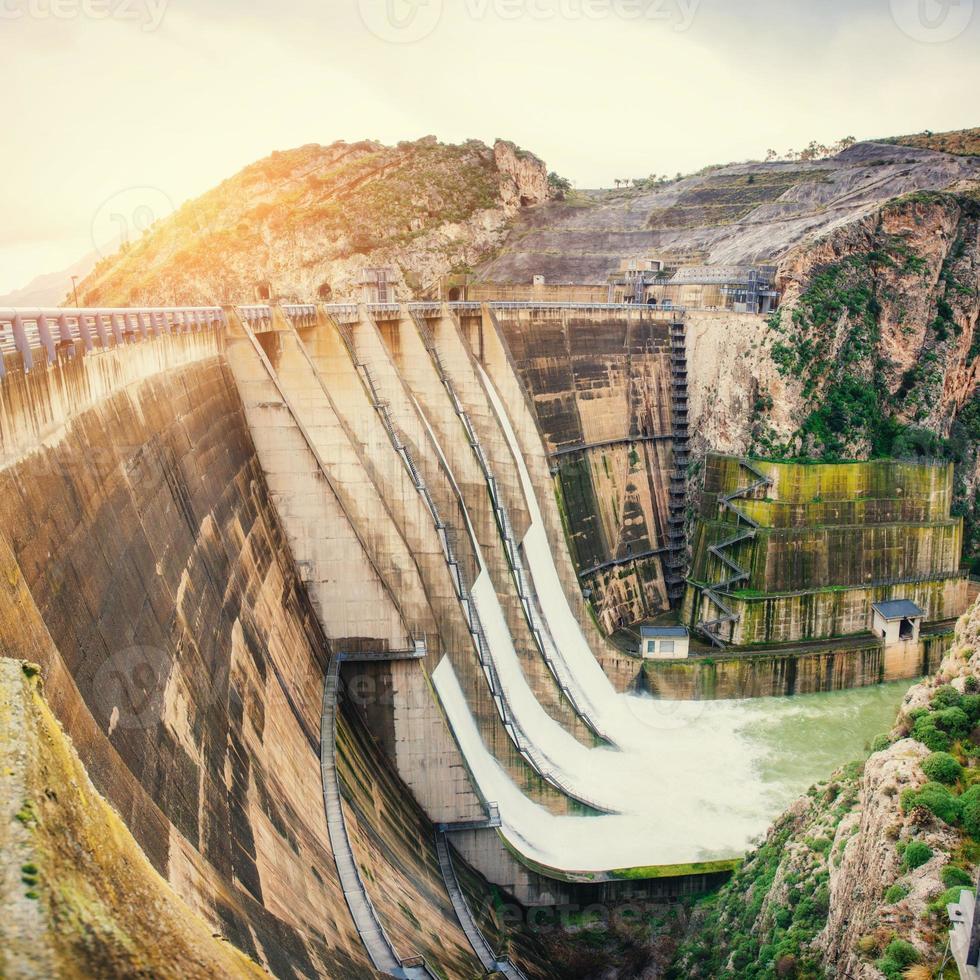 presa en europa a italia. barranco y montañas de granito foto