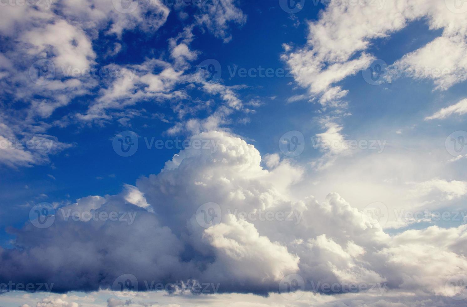 paisaje de verano hermosas nubes cúmulos foto