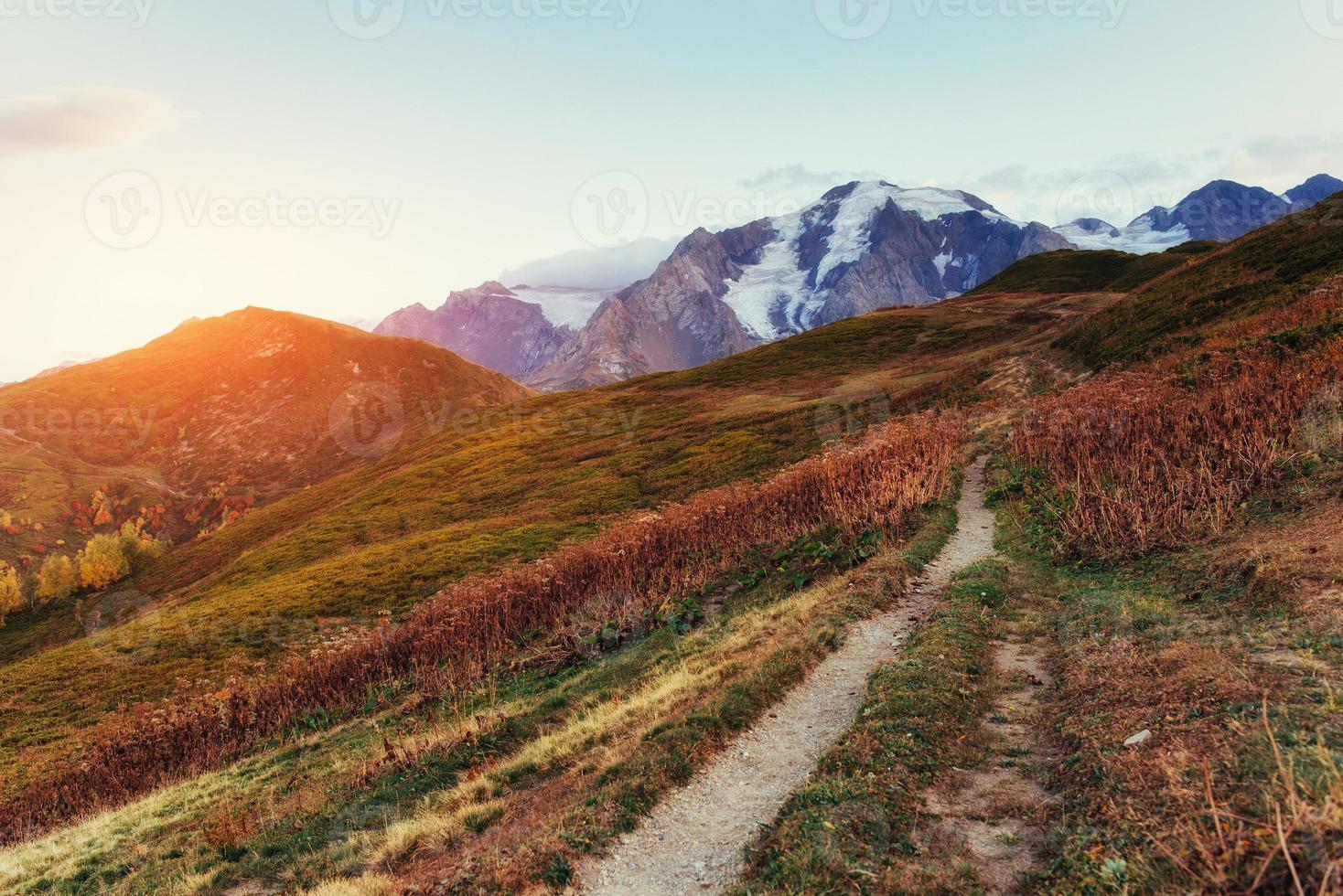 paisaje otoñal y picos montañosos nevados. foto