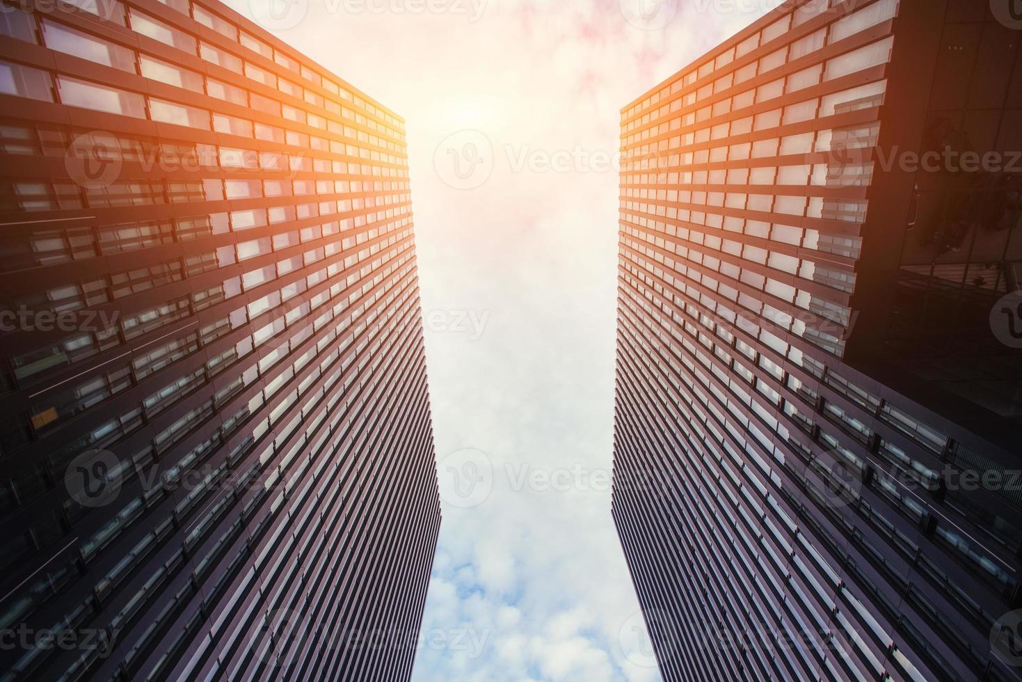 edificio alto en el cielo foto