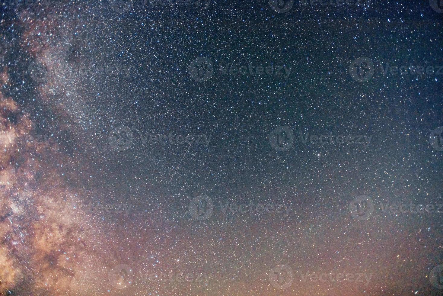 astrofotografía de cielo profundo. mundo de la belleza cárpatos ucrania europa. foto