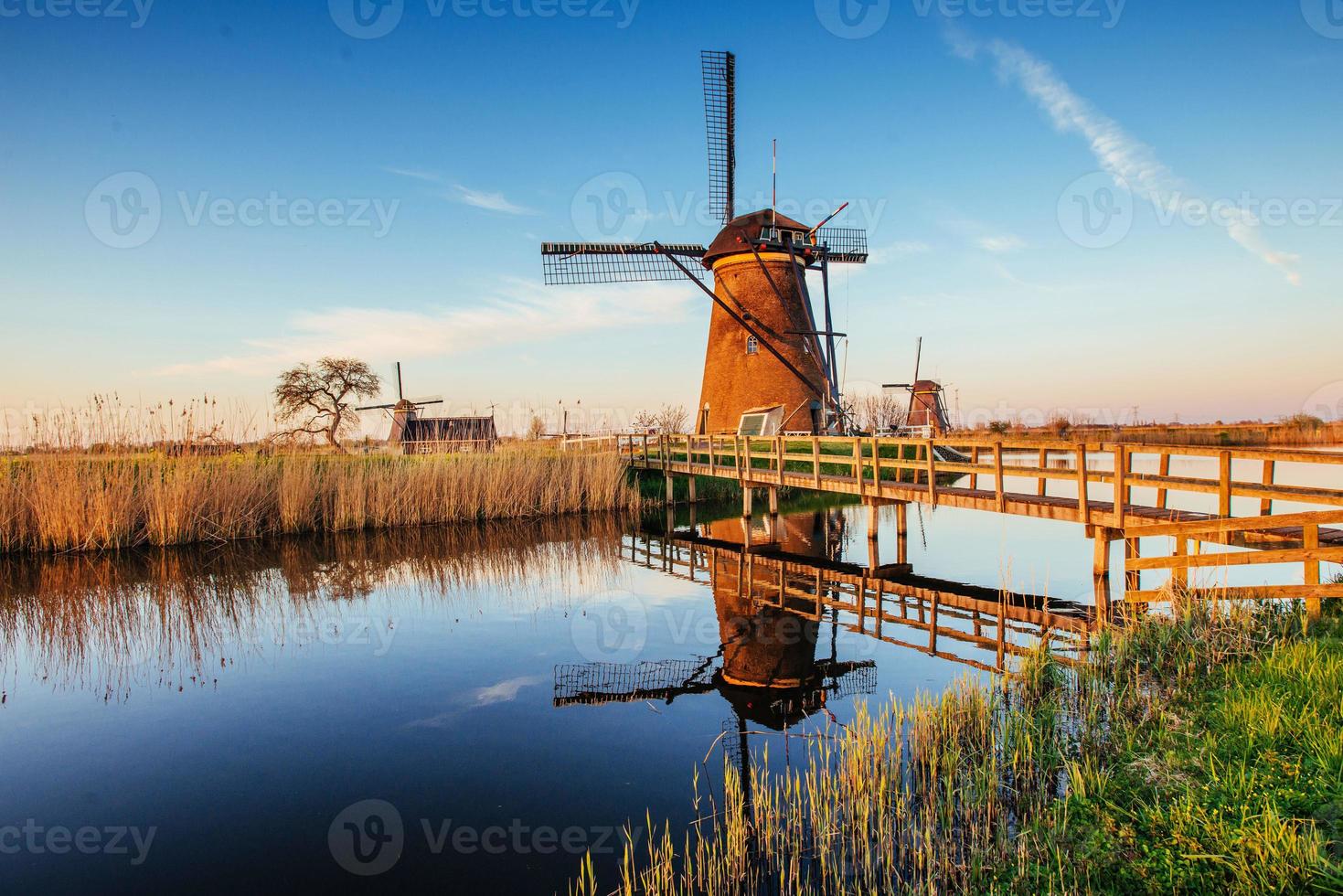 molinos de viento holandeses tradicionales del canal rotterdam. Holanda foto