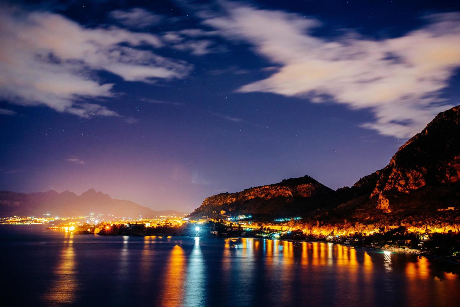 el cielo estrellado sobre las montañas rocosas. foto