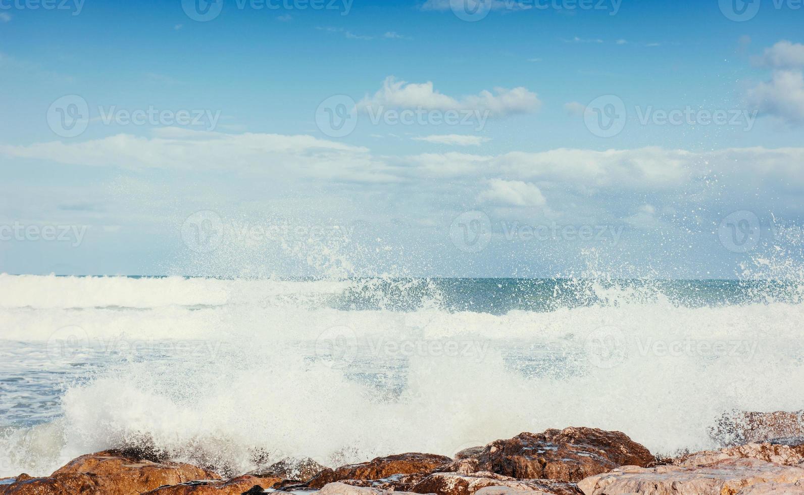olas en el paisaje marino un fondo de cielo azul. foto