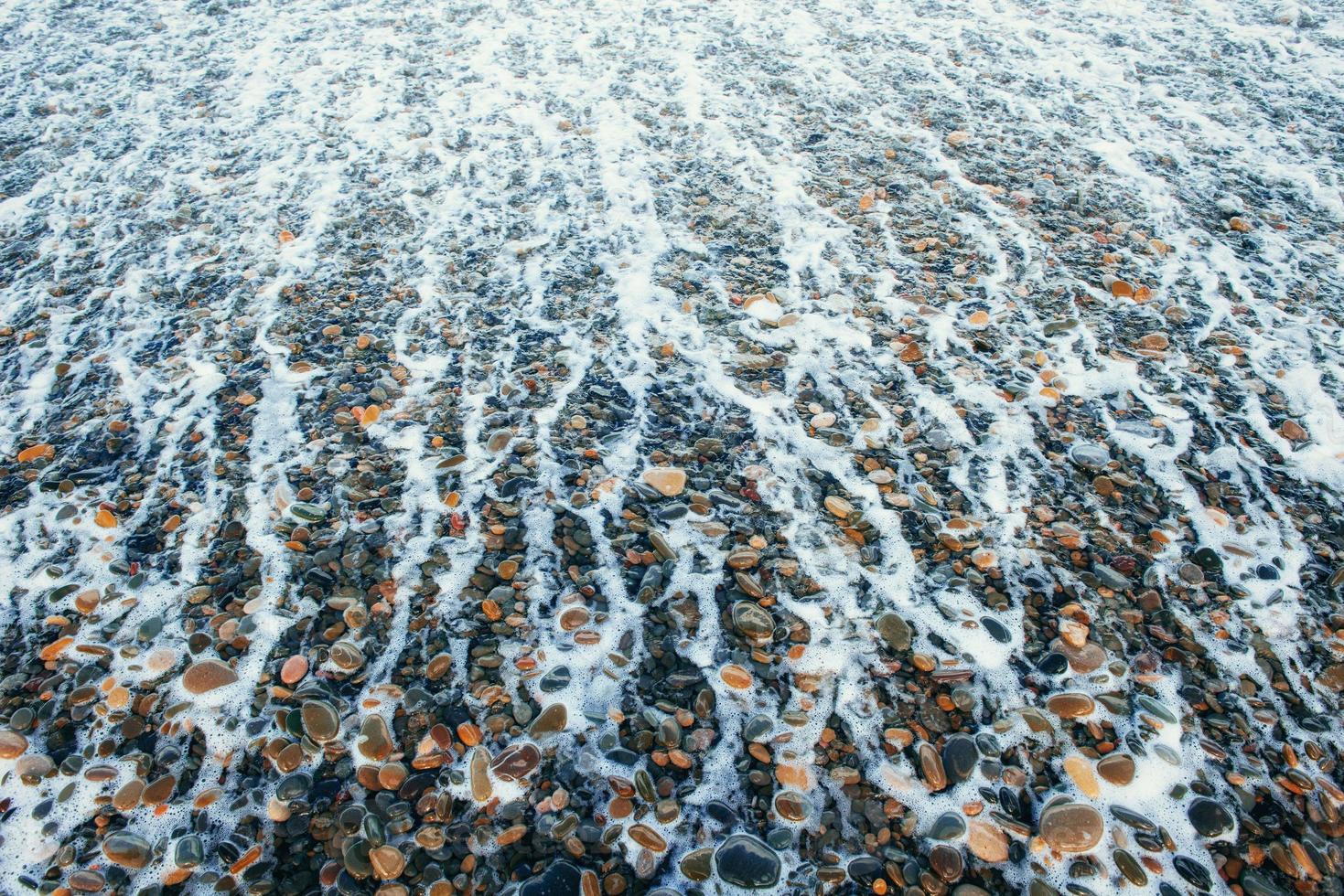 guijarros en la costa del mar foto