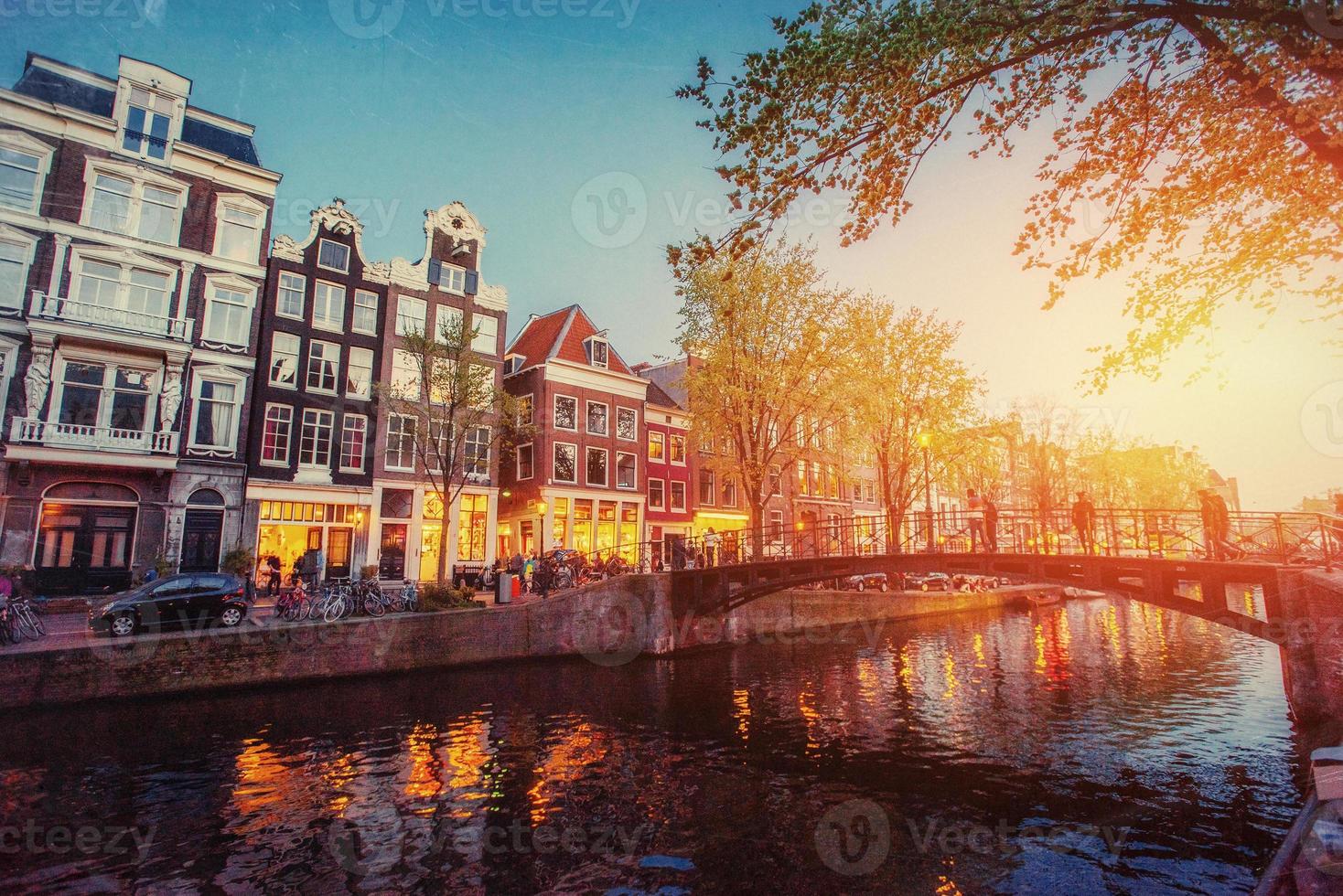 canal de amsterdam al atardecer. foto