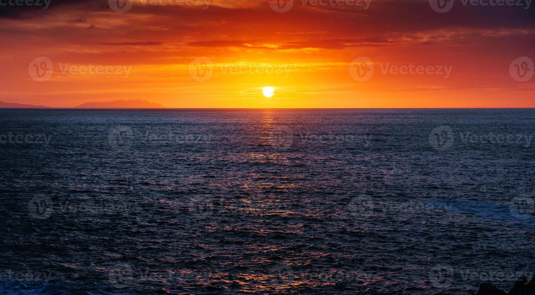 puesta de sol sobre el mar foto