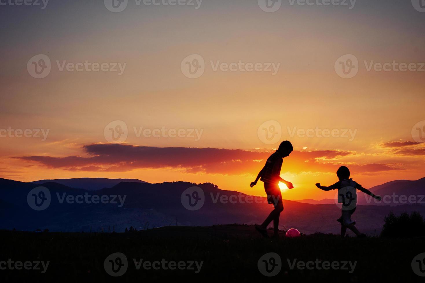 niños jugando al atardecer foto