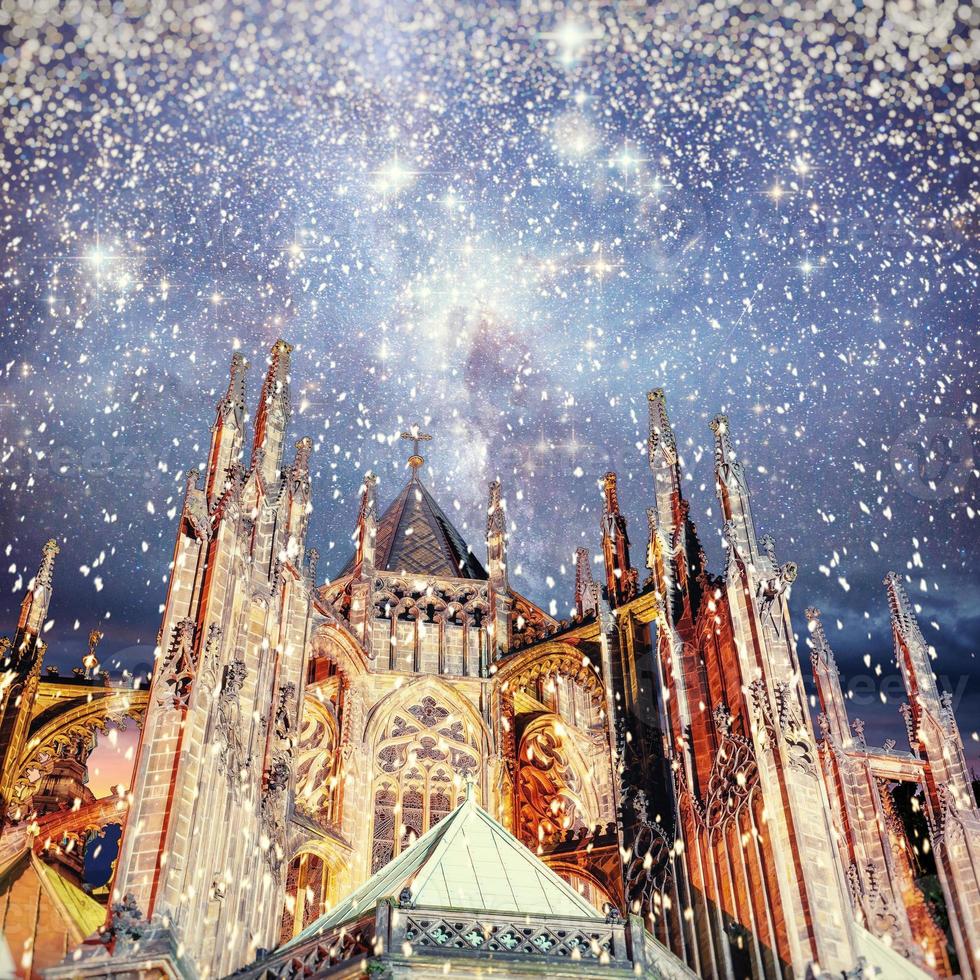 praga S t. catedral de vito. cielo estrellado nocturno, fondo bokeh foto