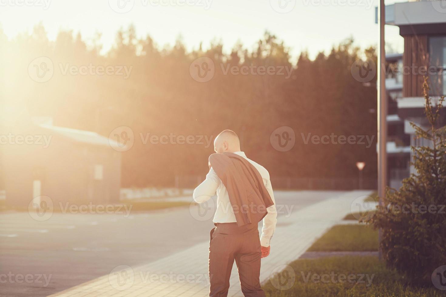 hombre de negocios sosteniendo una chaqueta en sus manos foto