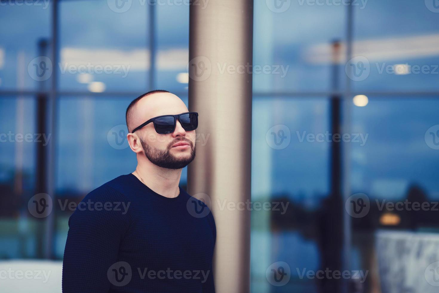 hombre barbudo con gafas de sol foto