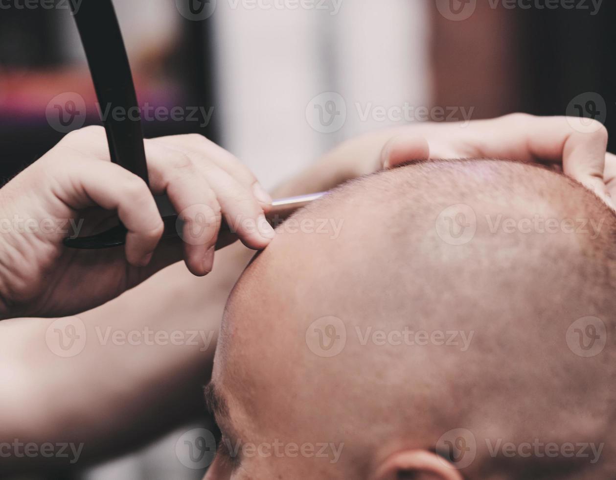 mano de barbero con una navaja de afeitar foto