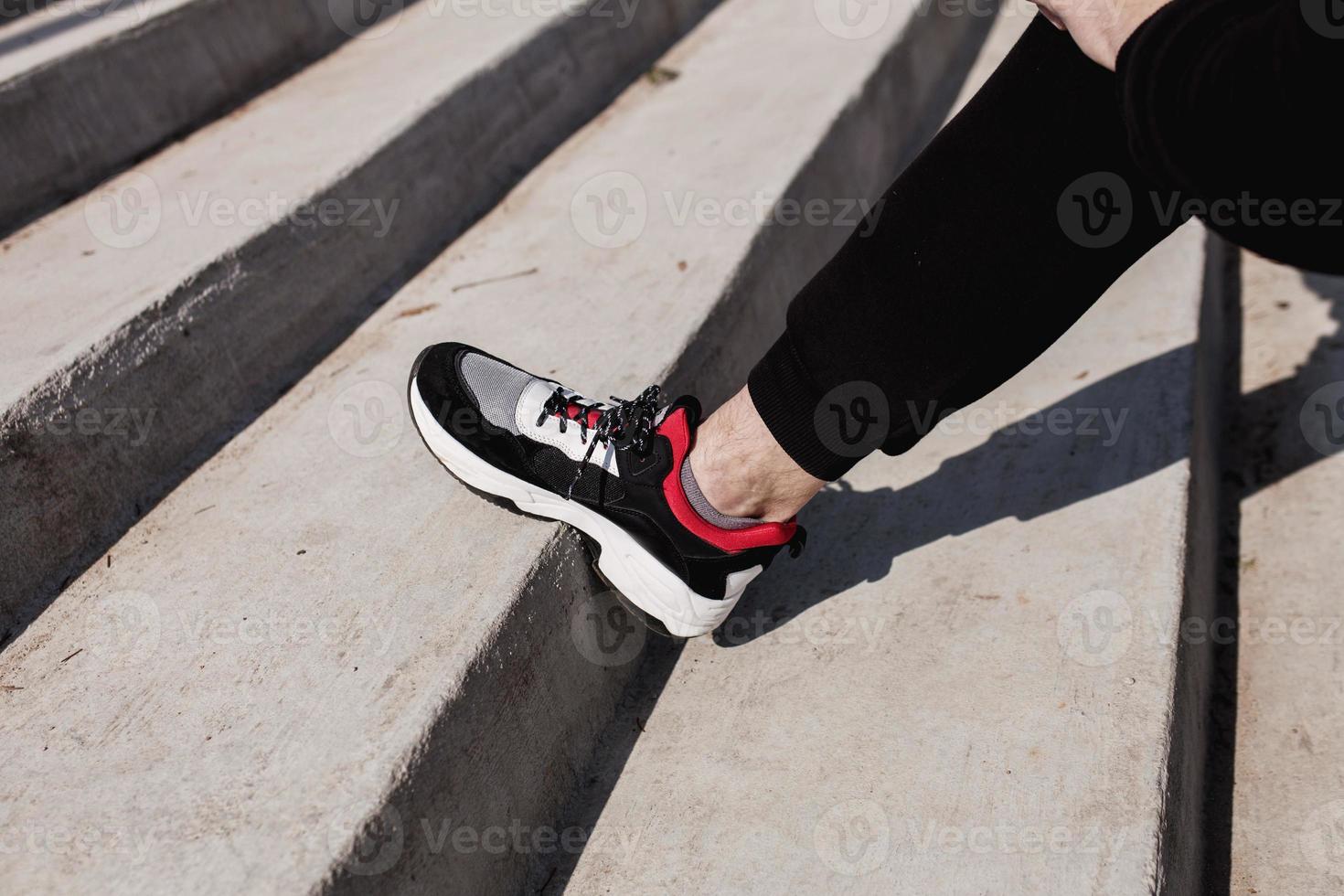 corredor masculino en zapatos deportivos foto