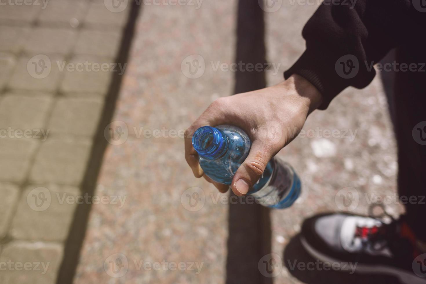 mano sosteniendo una botella de agua foto