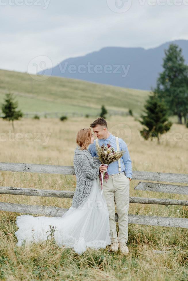 sesión de fotos de los novios en las montañas. foto de boda estilo boho.